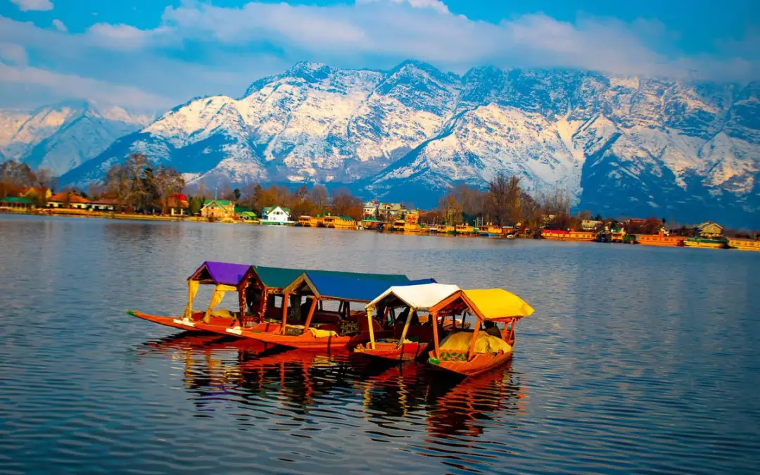 Beautiful Dal Lake Houseboat and Shikara in Kashmir — Paradise Tour Package